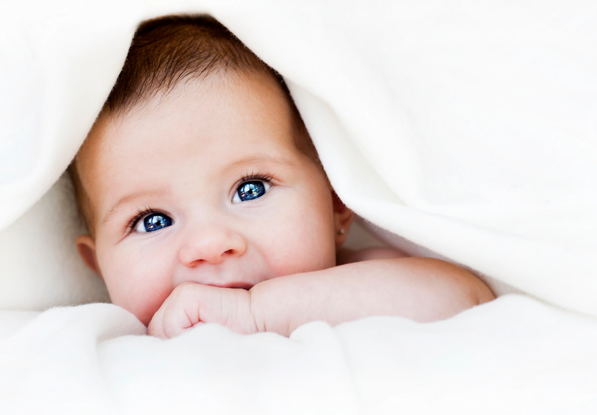 Bebé recién nacido mirando de frente, representando la edad ideal para realizar el estudio de tamiz visual neonatal.